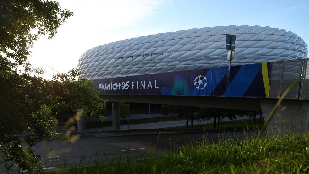 Die Allianz Arena in München hat sich für das Finale bereits hübsch gemacht. © ANSA / ANNA SZILAGYI