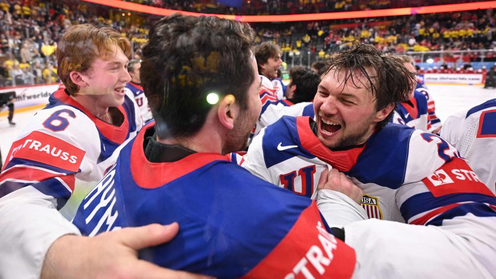Die US-Stars jubeln: Sie klettern auf den Eishockey-Thron. © APA/afp / JONATHAN NACKSTRAND