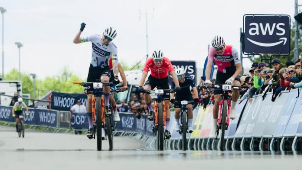 Elian Paccagnella (Mitte) verpasste den Sieg nur knapp. © uci_mtbworldseries/Instagram
