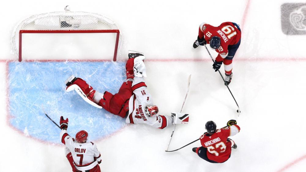 Frederik Andersen (im Tor, in weiß) zeigte eine bärenstarke Leistung. © APA / CARMEN MANDATO