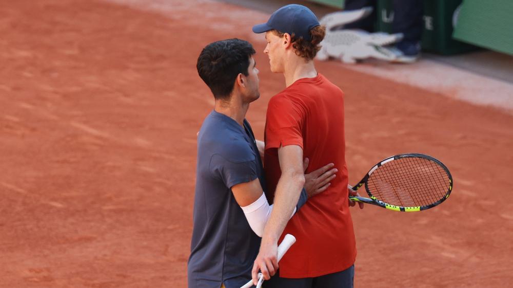 Im Vorjahr schaltete Carlos Alcaraz Jannik Sinner im French-Open-Halbfinale aus. © AFP / ALAIN JOCARD