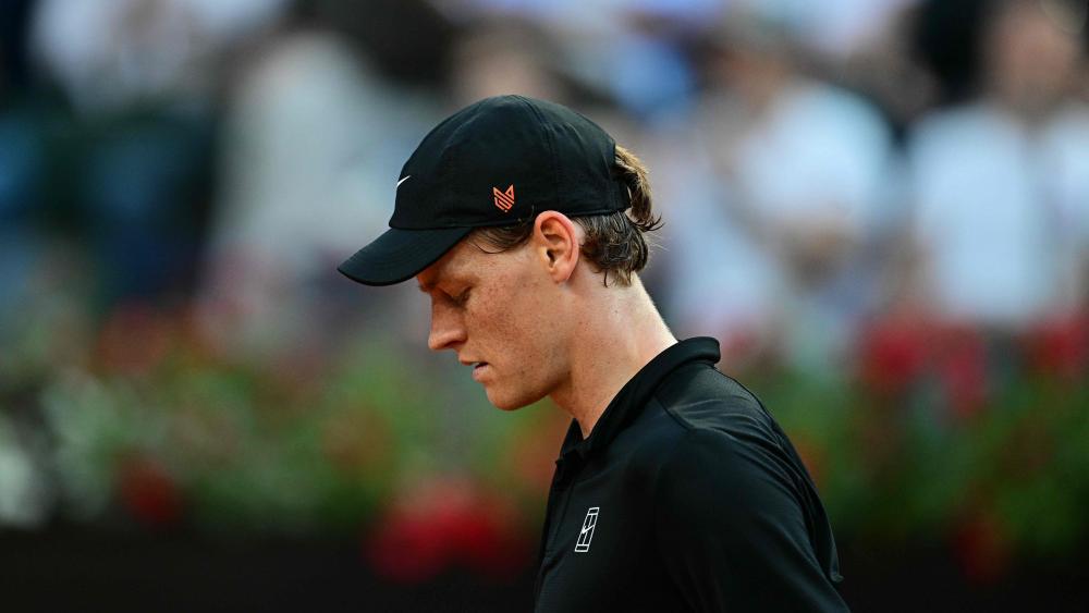 Jannik Sinner bereitet sich auf Paris vor. © APA/afp / TIZIANA FABI