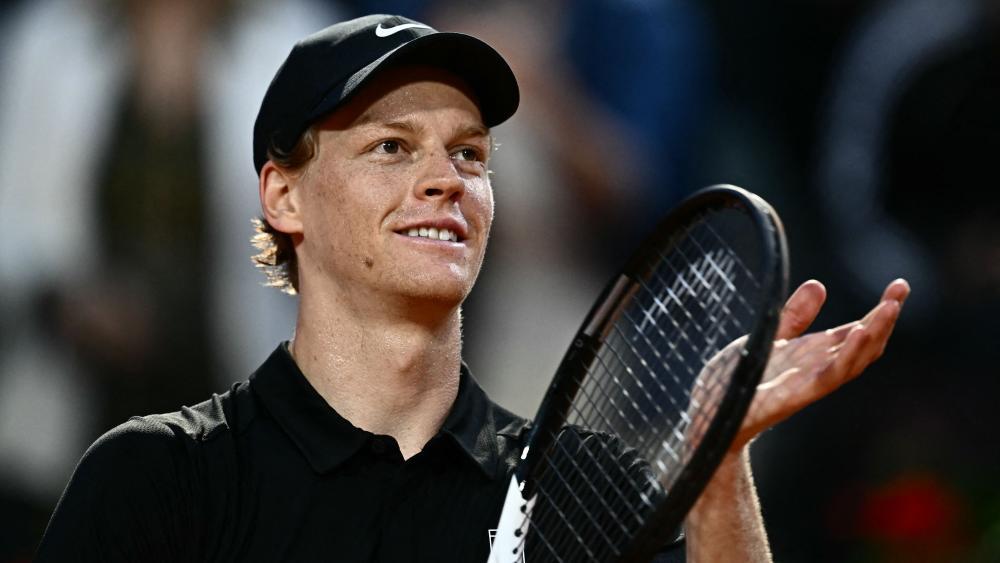 Jannik Sinner fährt mit einem guten Gefühl nach Paris. © APA/afp / FILIPPO MONTEFORTE