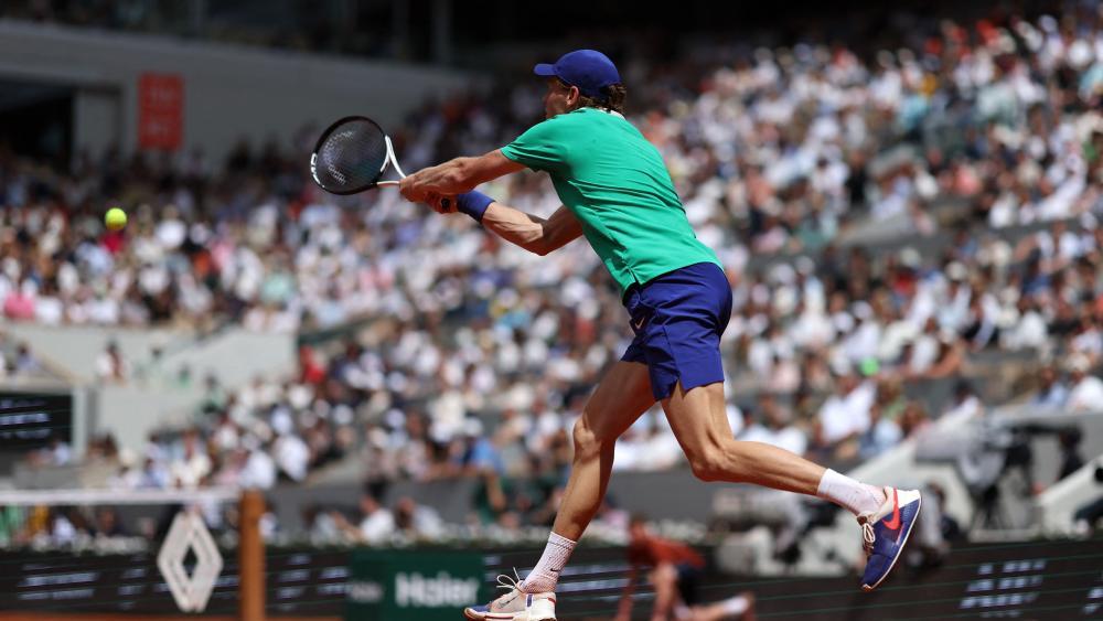 Jannik Sinner kämpft in der dritten Runde von Paris auf. © APA/afp / ALAIN JOCARD