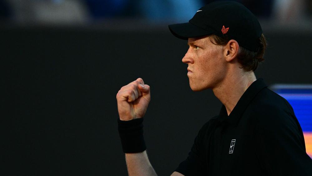 Jannik Sinner nimmt die French Open ins Visier. © APA/afp / TIZIANA FABI