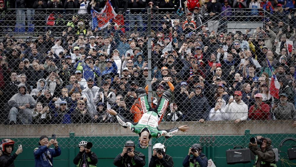 Johann Zarco feierte seinen Sieg vor frenetischen Fans mit einem Salto. © ANSA / YOAN VALAT