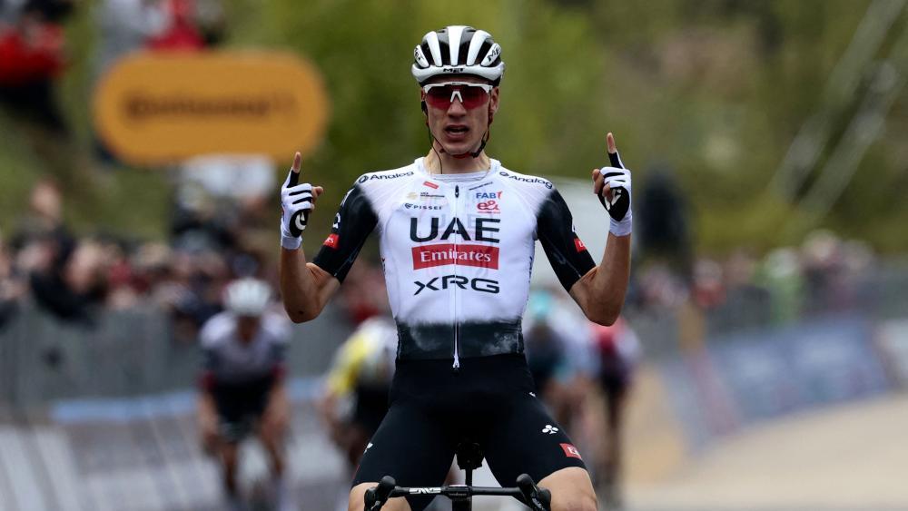 Juan Ayuso kletterte am Freitag am Besten. © APA/afp / LUCA BETTINI