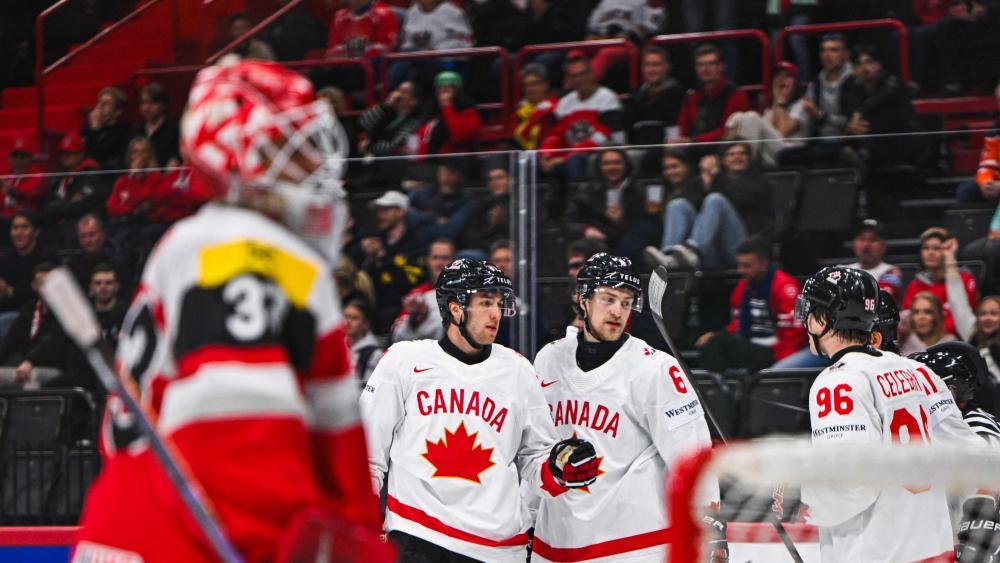 Kanada (in weiß) fügte Österreich eine klare Niederlage zu. © APA/afp / JONATHAN NACKSTRAND