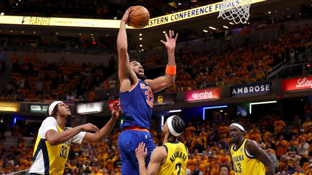 Karl-Anthony Towns (Mitte) führte New York zum Sieg. © APA / GREGORY SHAMUS