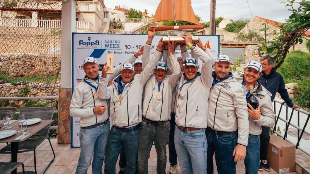 Knapp aber doch, holte sich das Team Hell Commerce von Skipper Daniel Raffeiner (2.v.l.), die Trophäe der FSW 2025