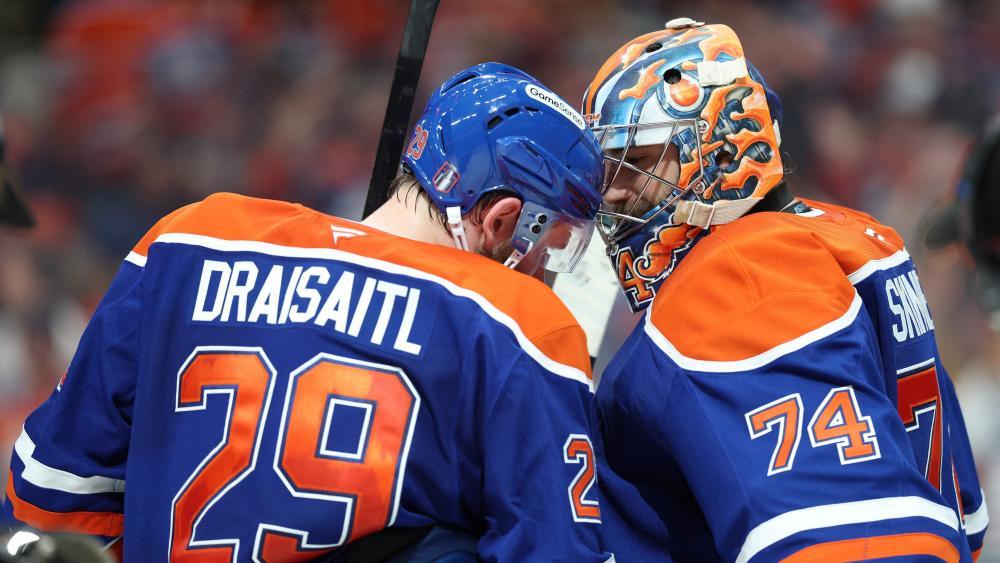 Leon Draisaitl und Stuart Skinner führen die Oilers von Sieg zu Sieg. © APA / STEPH CHAMBERS