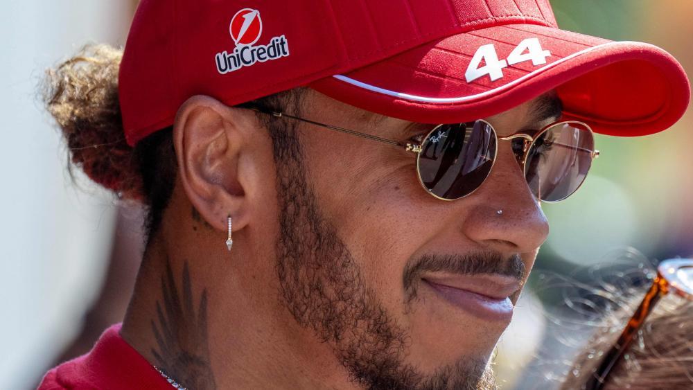 Lewis Hamilton hat seinen Blick über den Motorsport hinaus gerichtet. © APA/afp / ANDREJ ISAKOVIC