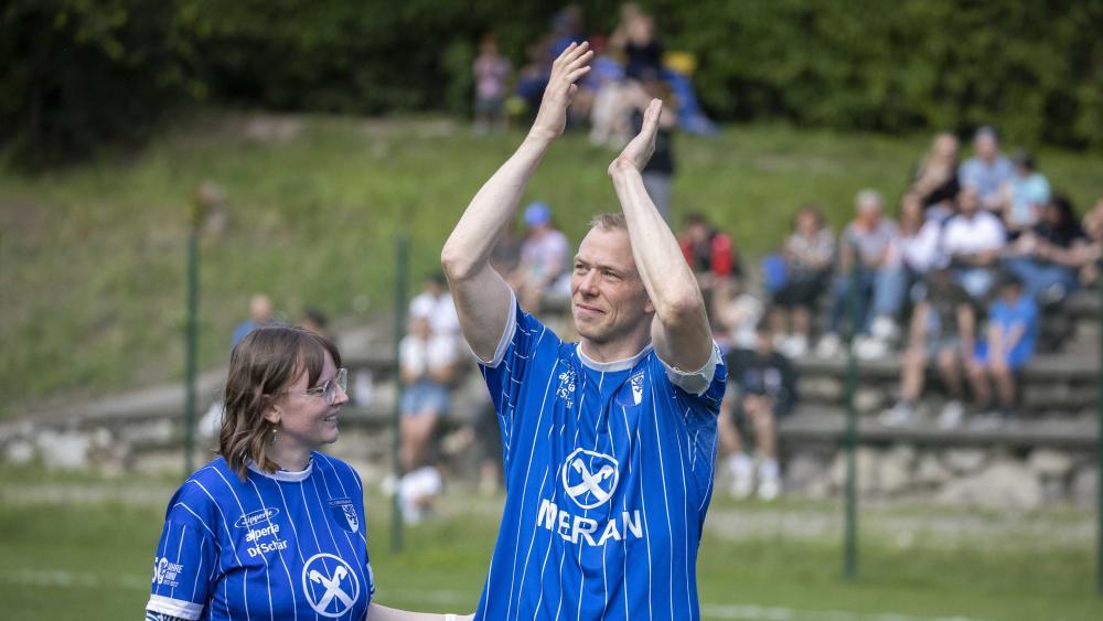 Lukas Höller (hier mit Freundin Katrin) verabschiedet sich von der Fußballbühne. © Andrea Giacomelli