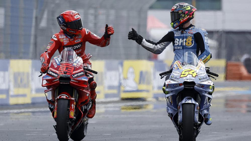 Marc Márquez (links) und sein Bruder Alex Márquez (rechts). © ANSA / YOAN VALAT