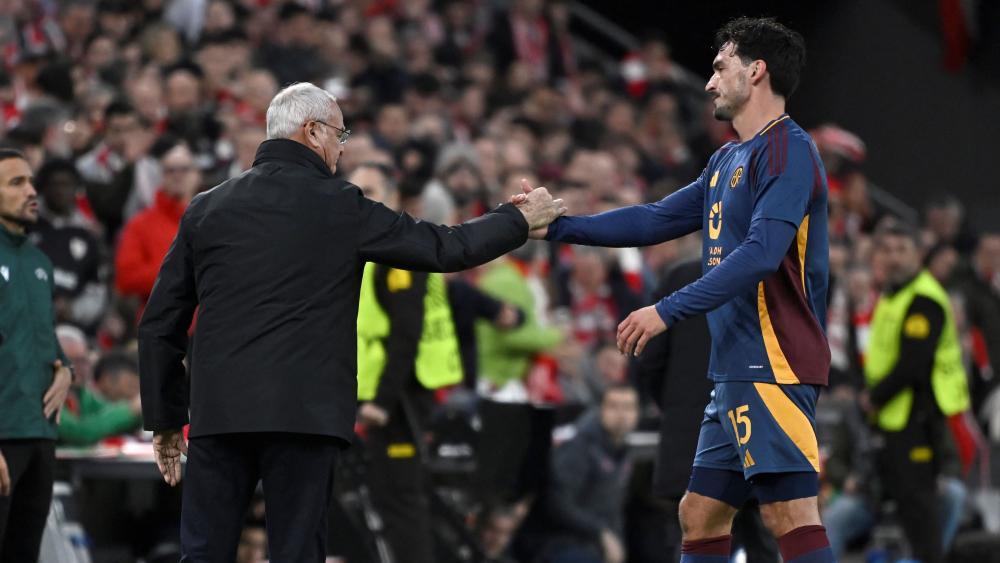 Mats Hummels wurde von Roma-Trainer Claudio Ranieri (l.) ein letztes Mal eingesetzt. © APA/afp / ANDER GILLENEA