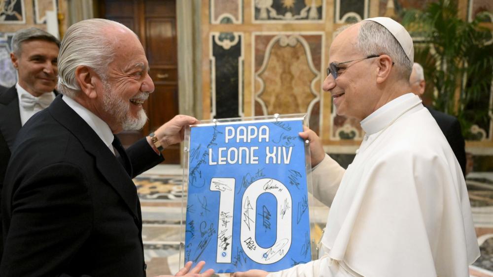 Napoli-Präsident Aurelio De Laurentiis mit Papst Leo XIV © ANSA / VATICAN MEDIA HANDOUT