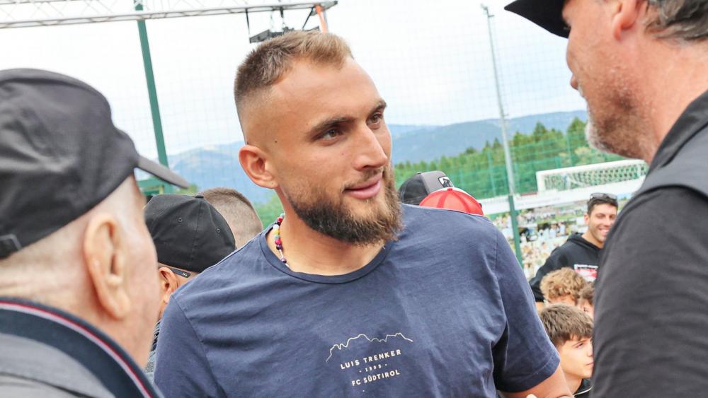 Nicola Pietrangeli unterhält sich mit zwei Fans des FCS. © FC Südtirol