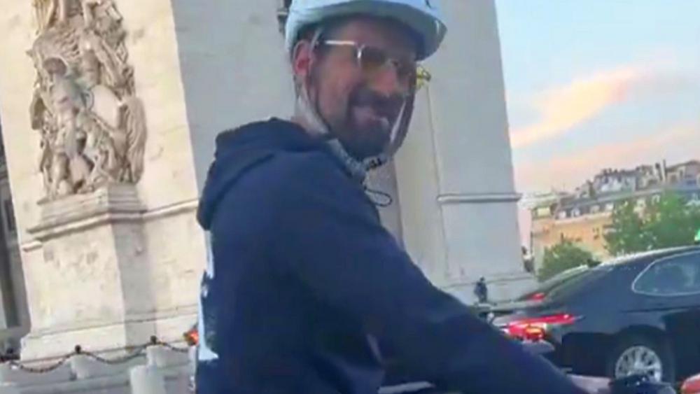 Riskante-Aktion-Novak-Djokovic-radelt-quer-durch-Paris