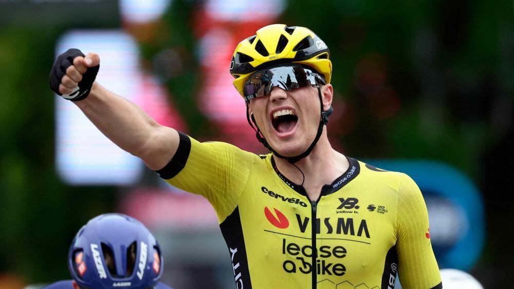 Olav Kooij jubelt über den Tagessieg. © APA/afp / LUCA BETTINI