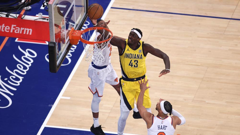 Pascal Siakam (Mitte) setzt sich gegen seine Gegner durch. © APA / DUSTIN SATLOFF