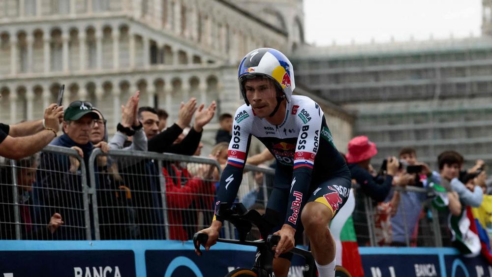 Primoz Roglic arbeitete sich an die Spitze heran. © APA/afp / LUCA BETTINI