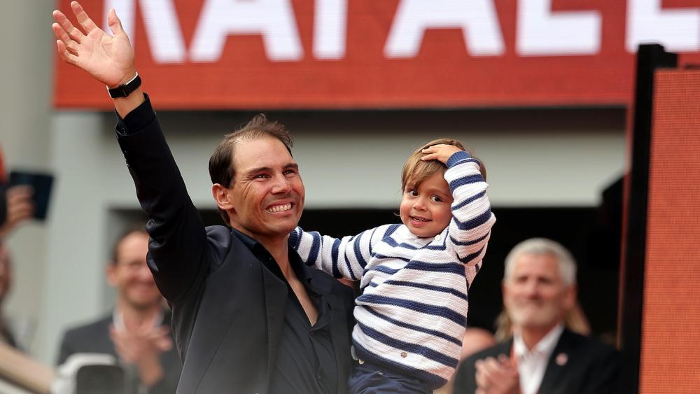 Rafael Nadal mit seinem Sohnemann Rafael bei den French Open in Paris. © ANSA / TERESA SUAREZ