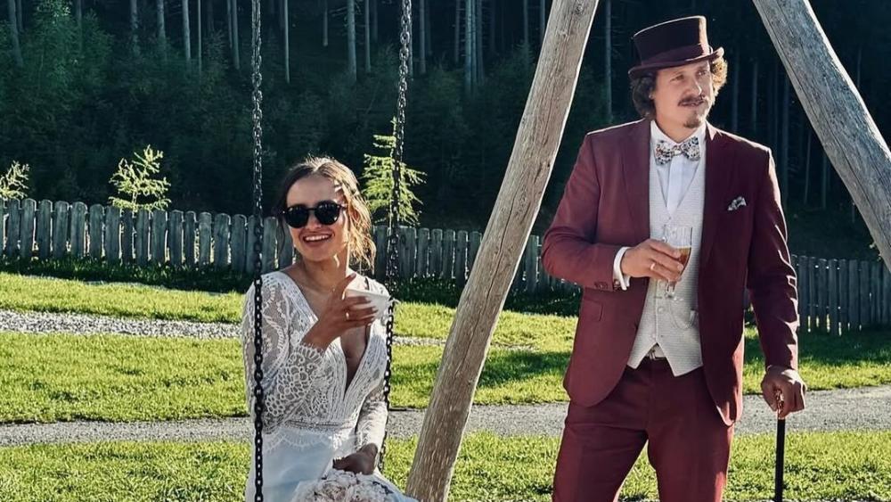 Ski-Ass hat im schrillen Outfit geheiratet.