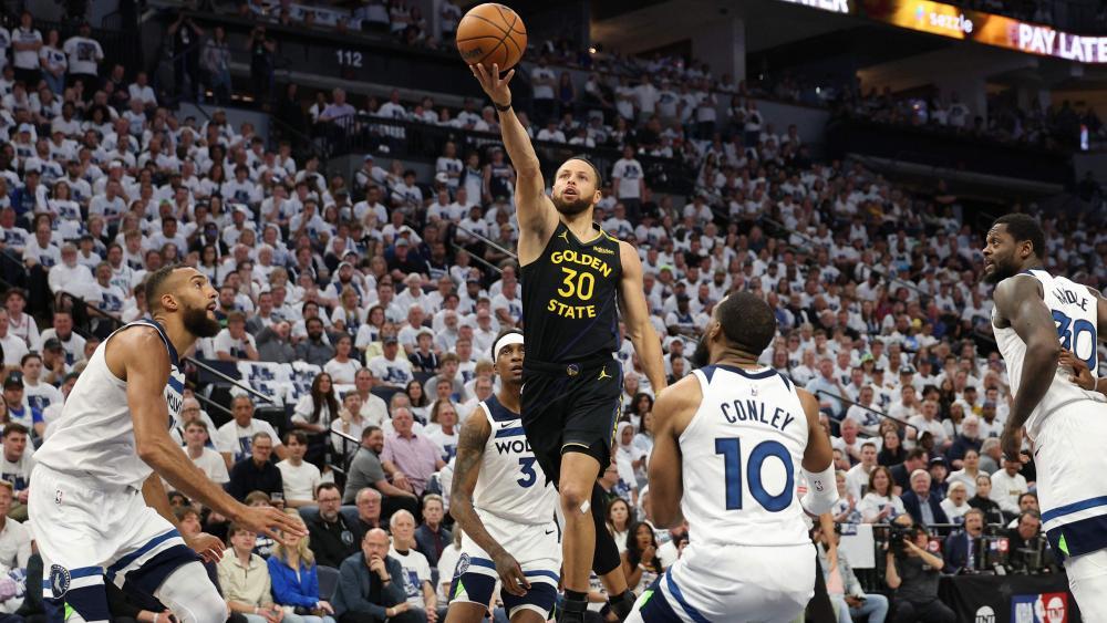 Stephen Curry (Mitte) konnte nur zu Beginn mitwirken. © APA / DAVID BERDING