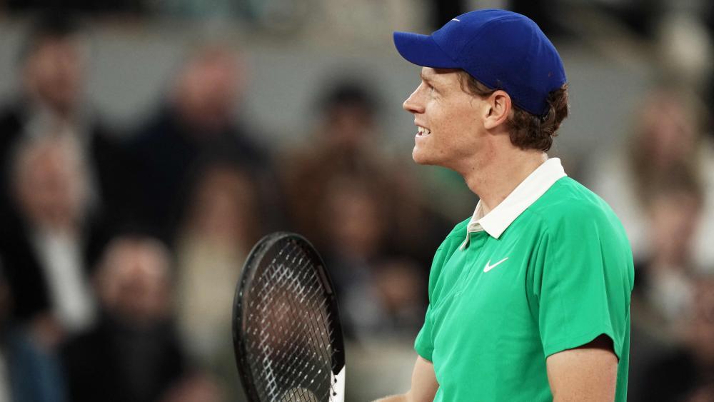 Superstar Jannik Sinner freute sich auf speziellen Besuch. © APA/afp / DIMITAR DILKOFF