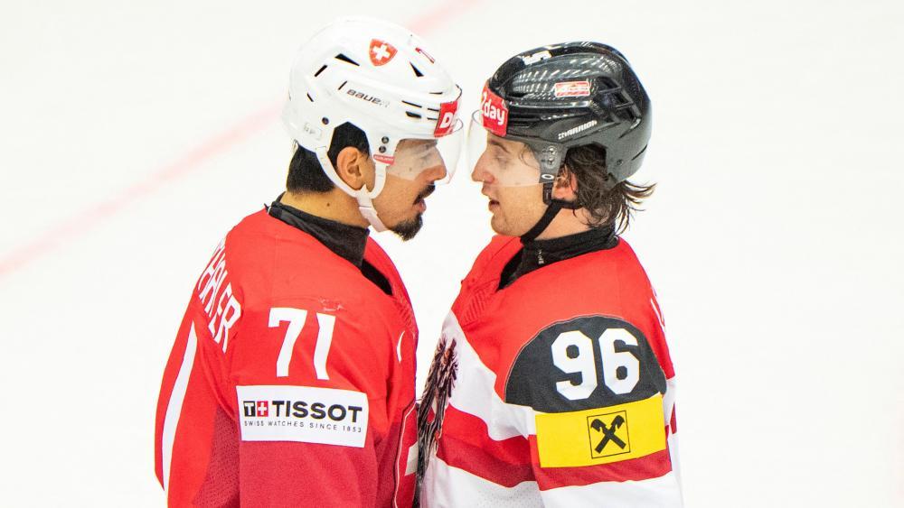 Tauschen sich Nettigkeiten aus: Jonas Siegenthaler (Schweiz, links) und Marco Kasper (Österreich). © APA/afp / BO AMSTRUP