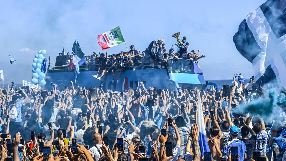 Tausende Fans feiern ihre Meisterhelden. © ANSA / CIRO FUSCO