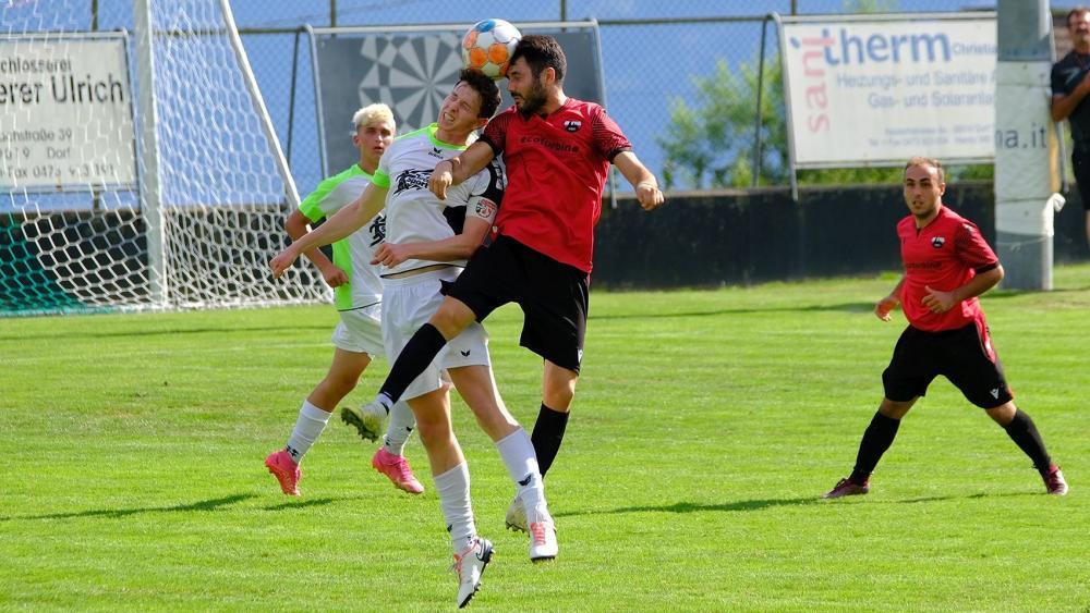 Tirol (in weiß) bleibt in der 1. Amateurliga, Haslach (in rot) nicht. © Markus Dorn