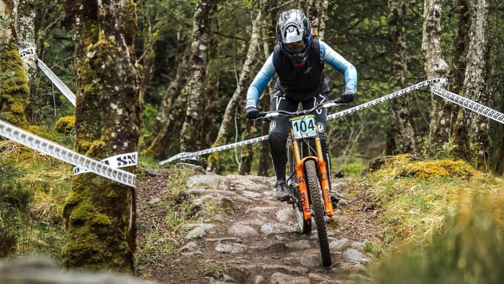 Veronika Widmann in Aktion. © ixsdownhillcup/Instagram