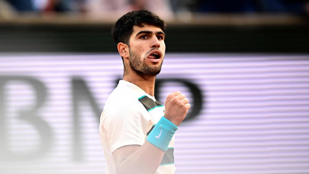 Carlos Alcaraz hat seinen Titel verteidigt. © APA/afp / JULIEN DE ROSA