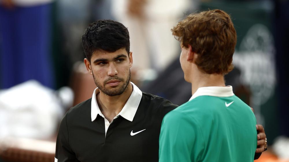 Carlos Alcaraz (links) und Jannik Sinner haben sich ein episches Duell geliefert. © ANSA / YOAN VALAT