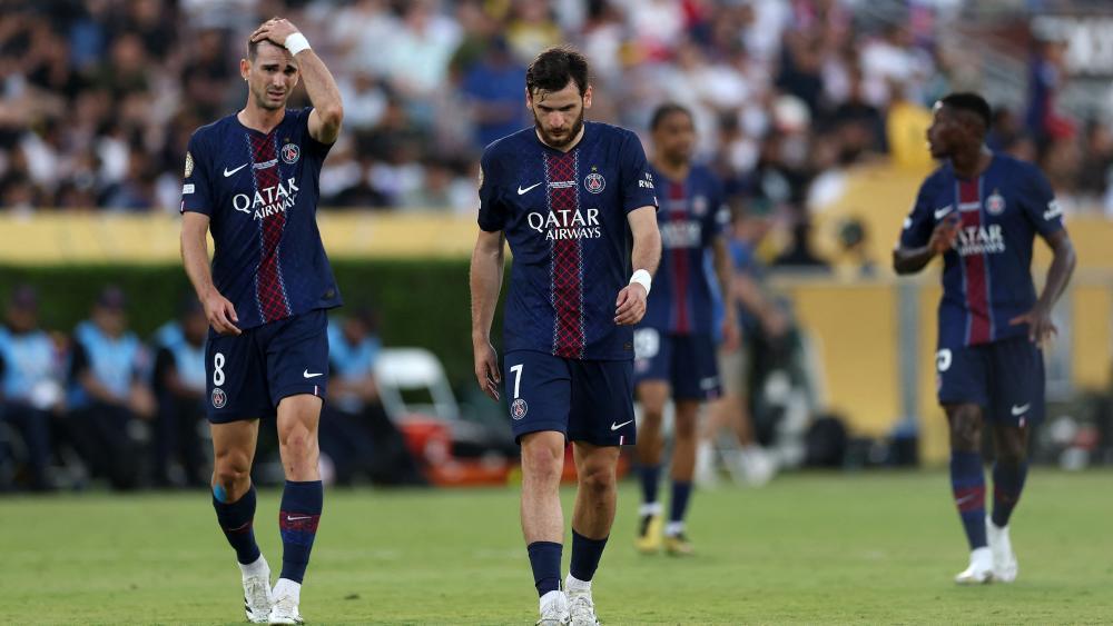Die PSG-Stars trotteten nach der Pleite gegen Botafogo geknickt vom Platz. © APA / STU FORSTER