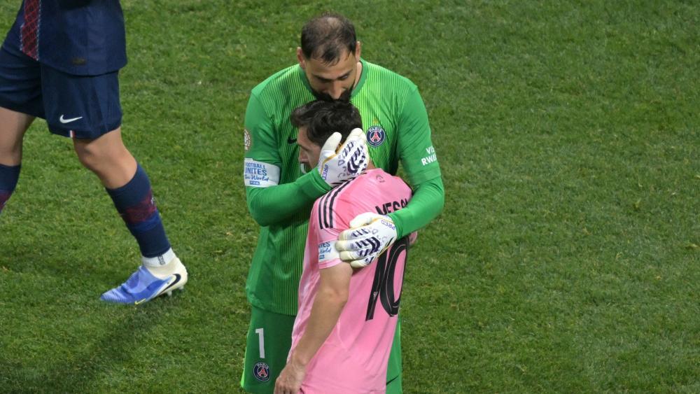 Gianluigi Donnarumma consoles Lionel Messi. © APA/afp / JUAN MABROMATA