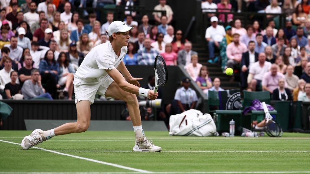 Jannik Sinner zählt in Wimbledon zu den Favoriten. © AFP / HENRY NICHOLLS