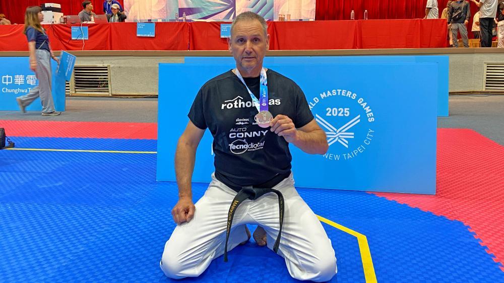 Markus Zadra mit seiner Silbermedaille. © Markus Zadra