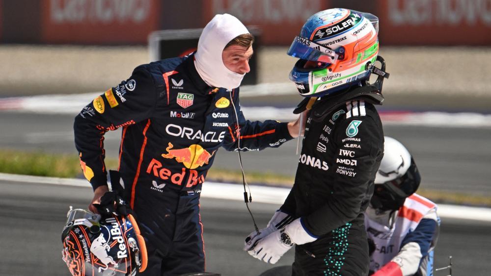 Max Verstappen (left) was shot down by Kimi Antonelli. © APA/afp / JURE MAKOVEC