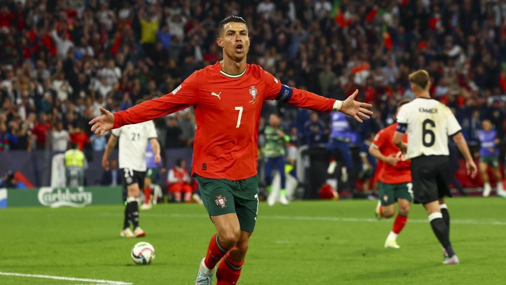 Siegtorschütze Cristiano Ronaldo auf dem Weg zu Nuno Mendes, der ihm den Assist gegeben hatte. © ANSA / ANNA SZILAGYI