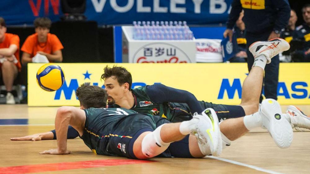 Simone Giannelli (hinten) und seine Mitspieler boten gegen Argentinien vollen Einsatz.