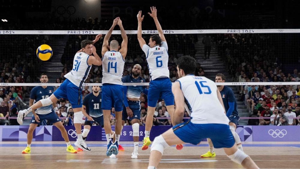 Simone Giannelli (rechts vorne) holte mit Italien einen Sieg. © APA/afp / PATRICIA DE MELO MOREIRA