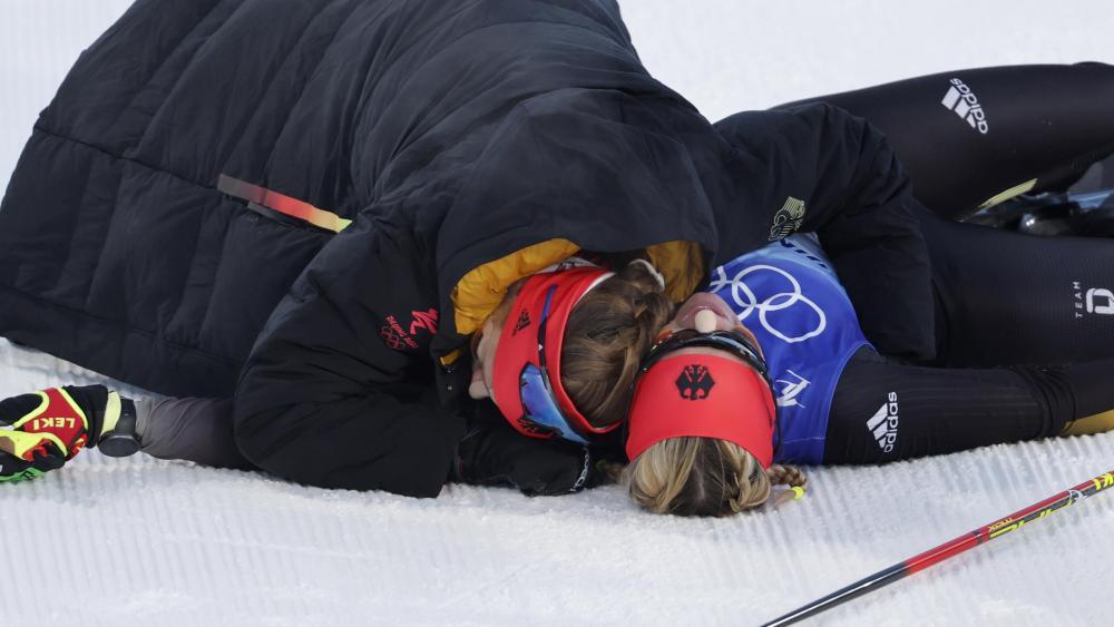 Viktoria Carl, on the right, is now even facing the end of her career. © ANSA / PETER KLAUNZER