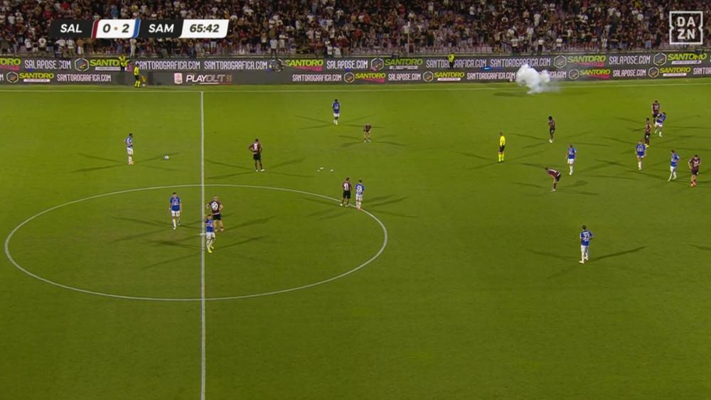 Während des Matches explodierten Knallkörper. © ANSA / DAZN