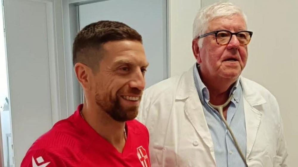 Alejandro Gomez (here with Padova club doctor Luigi Munari) after his medical in Padua. © ANSA / US Padova Calcio