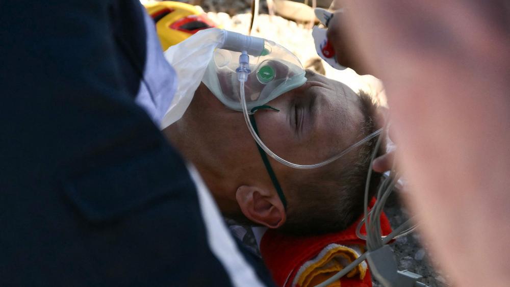Les médecins présents ont immédiatement pris en charge Tobias Halland Johannessen. © APA/afp / MARCO BERTORELLO