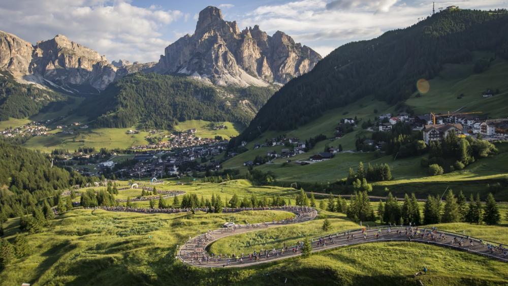Die-Maratona-dles-Dolomites-r-ckt-nahe