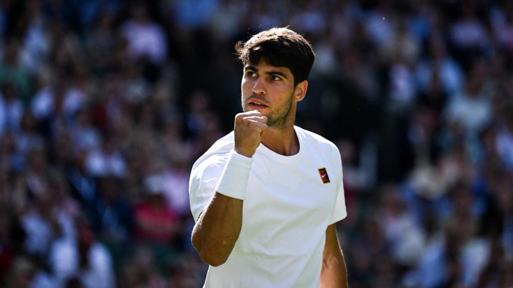 Carlos Alcaraz bleibt auf Kurs. © APA/afp / KIRILL KUDRYAVTSEV