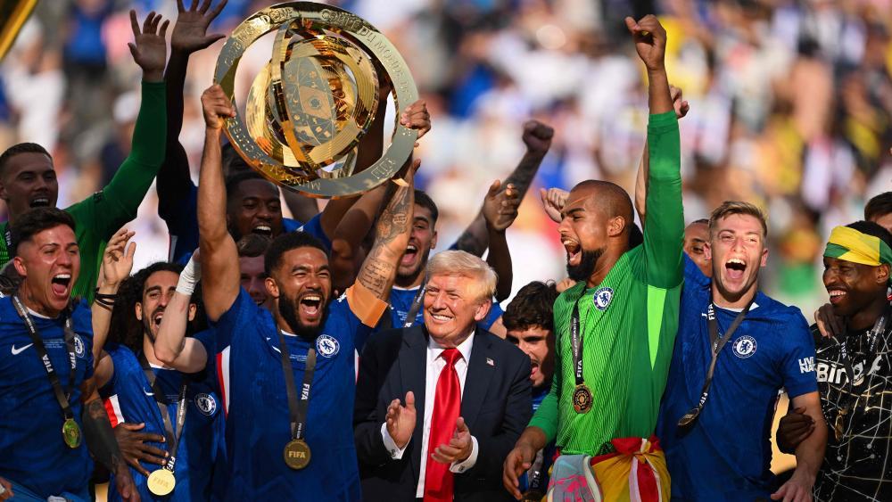 Le capitaine de Chelsea soulève le trophée – et Donald Trump se tient au milieu. © APA / DAVID RAMOS